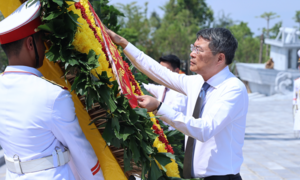 Thủ tướng dâng hương tưởng niệm tại Di tích Quốc gia đặc biệt Đường Hồ Chí Minh trên biển