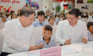 Phó Thủ tướng Thường trực Phạm Gia Túc thăm, tặng quà bệnh nhi dịp Tết Trung thu