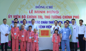 Thủ tướng trao quà của Tổng Bí thư, Chủ tịch nước Tô Lâm tặng các bệnh nhi ung thư