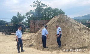 Lào Cai: Bán cát trôi nổi, một cơ sở kinh doanh bị phạt hành chính
