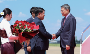 Thủ tướng Lê Minh Hưng tới Thủ đô Vientiane, bắt đầu chuyến thăm chính thức Lào 