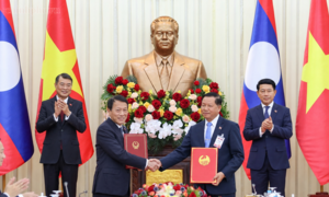 Việt Nam, Lào trao đổi 11 văn kiện hợp tác quan trọng