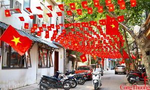 Chùm ảnh: Hà Nội rực rỡ cờ hoa trong tháng 10 mùa Thu lịch sử