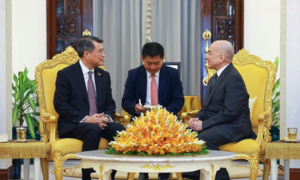 Thủ tướng Lê Minh Hưng chào Quốc vương Norodom Sihamoni và Hoàng Thái hậu Norodom Monineath Sihanouk 