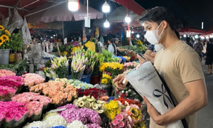 Thị trường hoa 20/10: Hoa nhập khẩu tăng giá, giỏ hoa tiền triệu vẫn hút khách
