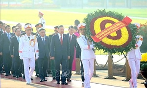 Đoàn đại biểu Quốc hội vào Lăng viếng Chủ tịch Hồ Chí Minh