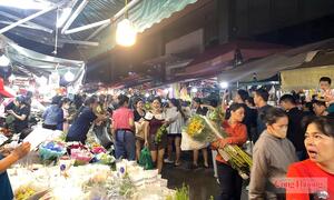 Hà Nội: Chợ hoa Quảng An nhộn nhịp trước ngày 20/10