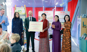 Phu nhân Tổng Bí thư, Chủ tịch nước cùng Hoàng hậu Đan Mạch trao tặng 'Tủ sách Việt Nam' cho thư viện tại Copenhagen