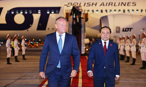 Thủ tướng Ba Lan Donald Tusk đến Hà Nội, thăm chính thức Việt Nam