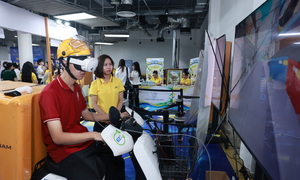 Sinh viên Đại học Quốc gia Hà Nội trải nghiệm công nghệ logistics xanh