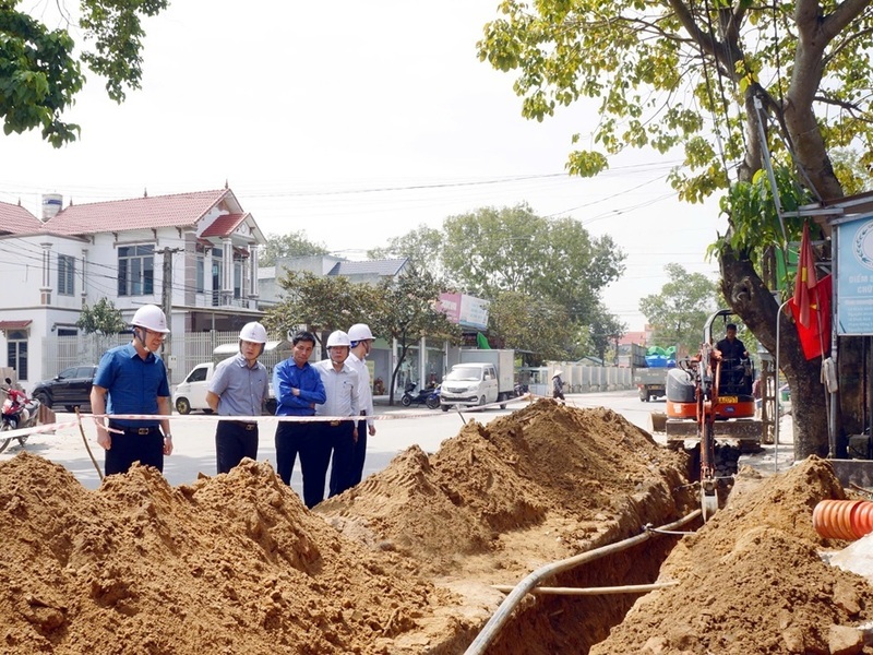 Lãnh đạo PC Thanh Hóa kiểm tra hiện trường tiến độ thi công dự án. Ảnh Hùng Mạnh.
