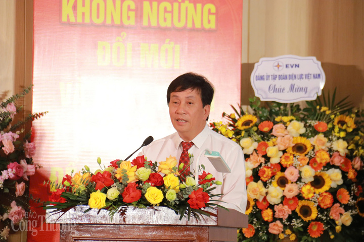 Đồng chí Phan Văn Bản, Ủy viên Ban Thường vụ, Phó Bí thư chuyên trách, Chủ nhiệm Ủy ban Kiểm tra Đảng ủy Bộ Công Thương phát biểu chỉ đạo Đại hội. Ảnh: Thanh Tuấn