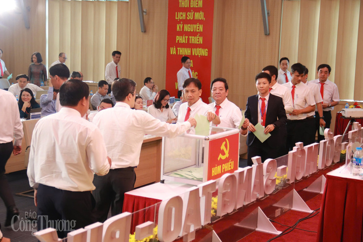 Các đại biểu bỏ phiếu bầu Ban Chấp hành khóa mới. Ảnh: Thanh Tuấn