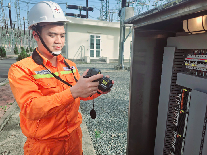 Kỹ sư Dương Văn Cương thao tác tại hiện trường