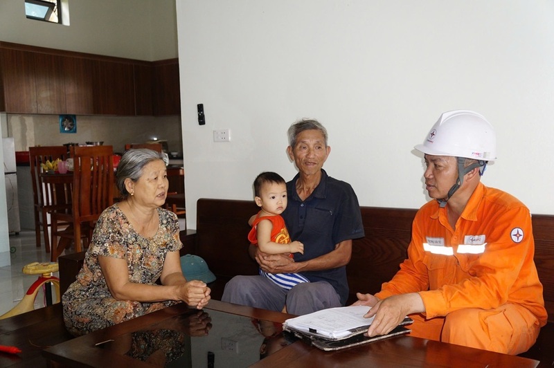 Công nhân Điện lực trực thuộc PC Thanh Hóa hướng dẫn khách hàng sử dụng điện an toàn, tiết kiệm và hiệu quả năm 2025. Ảnh: Hùng Mạnh.