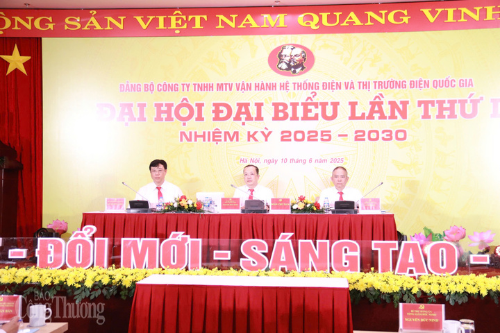 Đoàn Chủ tịch điều hành Đại hội. Ảnh: Thanh Tuấn