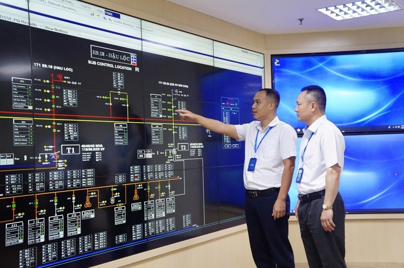 Ông Hoàng Hải, Giám đốc Công ty Điện lực Thanh Hóa kiểm tra công tác trực vận hành tại Trung tâm Điều khiển xa. Ảnh: Hùng Mạnh