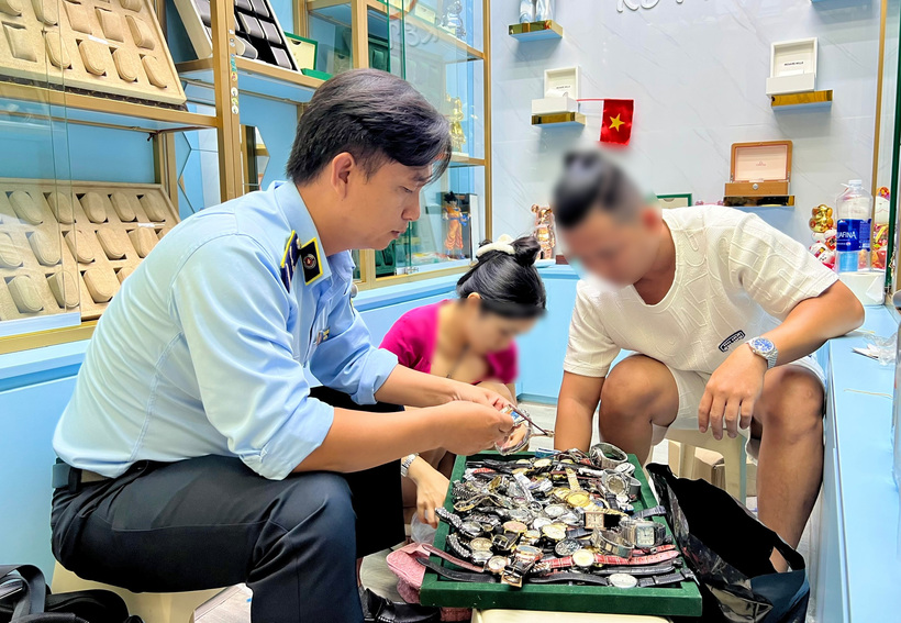 Lực lượng quản lý thị trường truy quét hàng giả tại Saigon Square vào tháng 5/2025. Ảnh: Cục Quản lý và Phát triển thị trường trong nước.