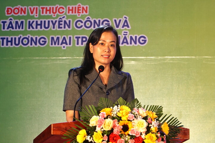 Phó Giám đốc Sở Công Thương Đà Nẵng Đỗ Thị Quỳnh Trâm phát biểu khai mạc hội chợ. Ảnh: Vũ Lê