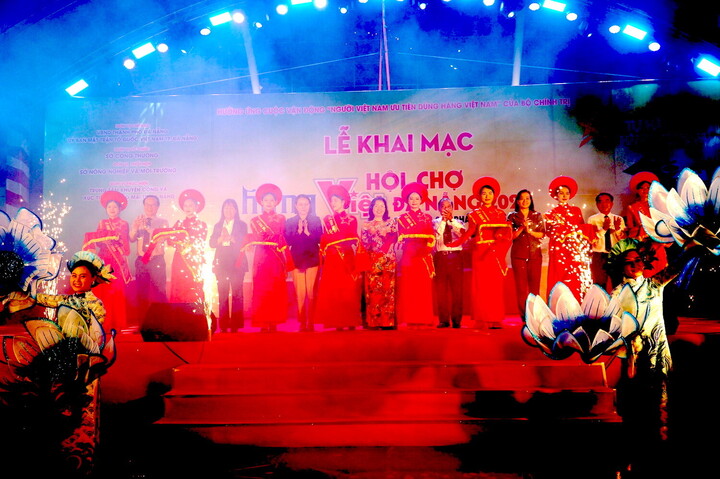 Khai mạc Hội chợ Hàng Việt Đà Nẵng 2025. Ảnh: Vũ Lê