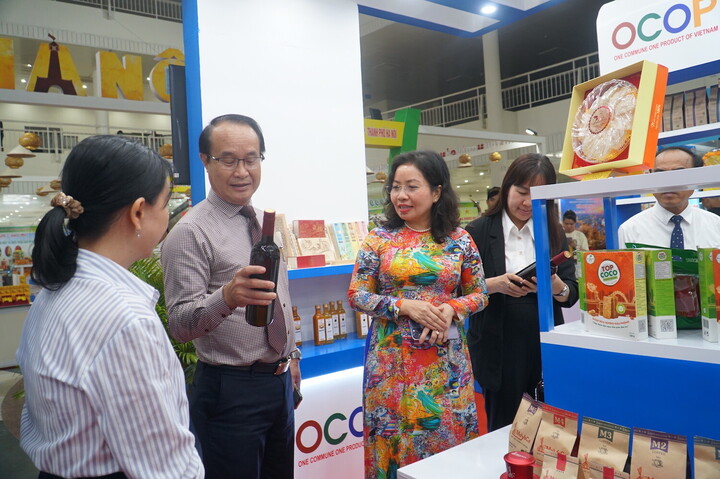 Các đại biểu tham quan gian hàng tại hội chợ. Ảnh: Vũ Lê