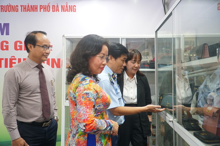 Chi cục Quản lý thị trường Đà Nẵng tổ chức gian hàng trưng bày hàng thật, hàng giả tại Hội chợ hàng Việt Đà Nẵng 2025. Ảnh: Vũ Lê