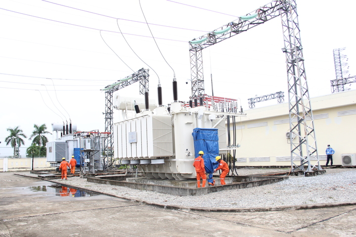 Tăng cường triển khai che chắn máy biến áp tại trạm biến áp 110kV để chủ động ứng phó với mưa lớn (Ảnh: Bình An)
