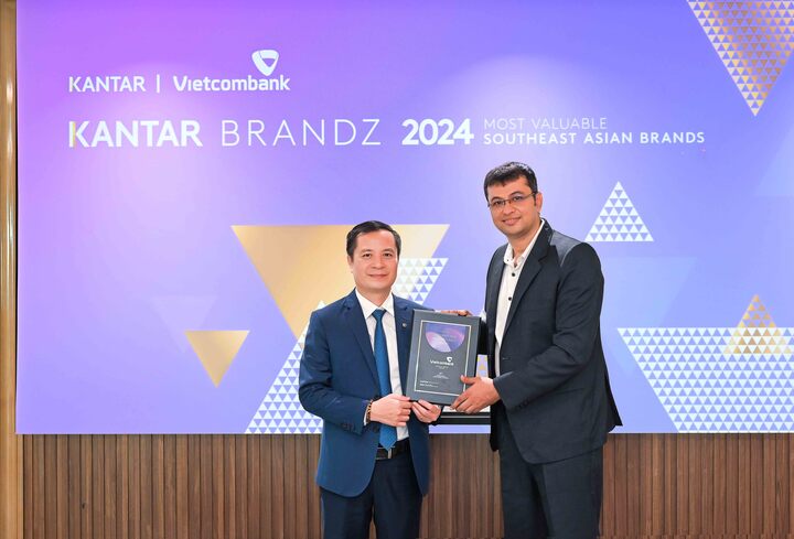 Đại diện Vietcombank, ông Lê Hoàng Tùng - Phó Tổng Giám đốc (bên trái) nhận chứng nhận “Top 30 thương hiệu giá trị nhất Đông Nam Á” từ đại diện Kantar, ông Sumit Kamra - Giám đốc Phát triển Chiến lược Kantar Insights