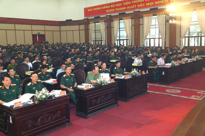 Đông đảo các đại biểu, nhà khoa học tham gia hội thảo