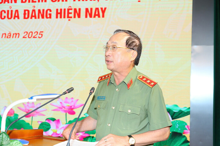 Thượng tướng, Phó Giáo sư, Tiến sĩ Nguyễn Văn Thành, Phó Chủ tịch Hội đồng Lý luận Trung ương, phát biểu tại hội thảo