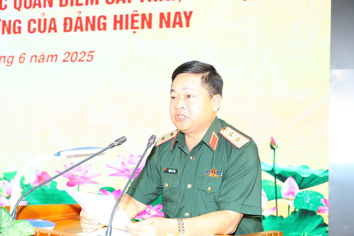 Trung tướng, Phó Giáo sư, Tiến sĩ Đặng Sỹ Lộc, Giám đốc Học viện Chính trị, phát biểu khai mạc