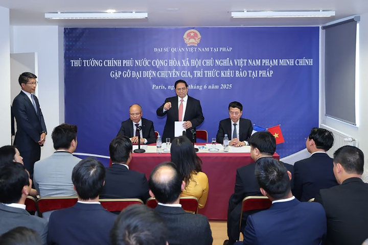 Thủ tướng Phạm Minh Chính gặp, làm việc với đại diện các chuyên gia, trí thức kiều bào tại Pháp. Ảnh: VGP/Nhật Bắc