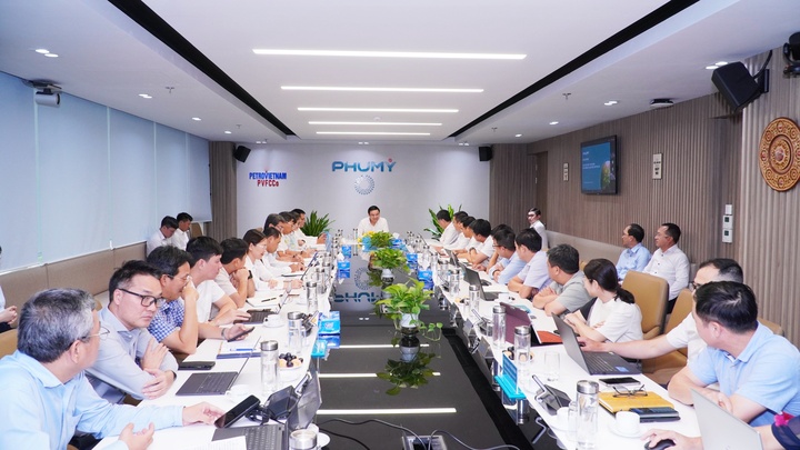 Chủ tịch HĐTV Petrovietnam Lê Mạnh Hùng chủ trì buổi làm việc với PVFCCo - Phú Mỹ về tình hình SXKD 5 tháng đầu năm 2025, kế hoạch những tháng cuối năm và định hướng giai đoạn tới. (Ảnh Petrovietnam)
