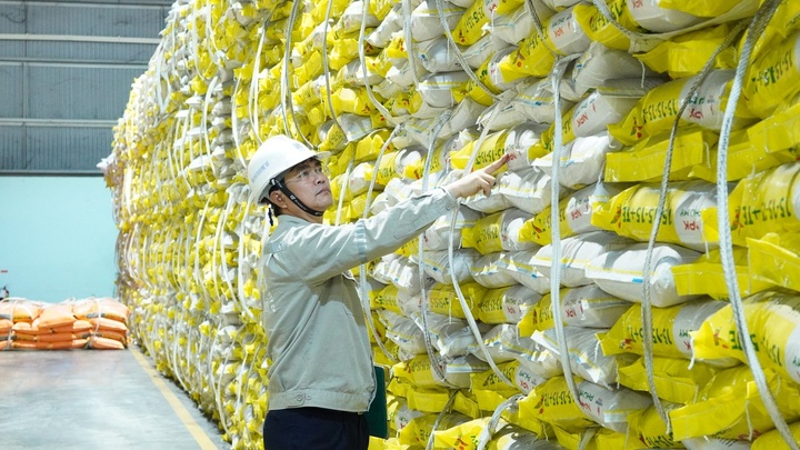 Trong bối cảnh chi phí nguyên liệu đầu vào tăng và thị trường biến động mạnh, PVFCCo - Phú Mỹ vẫn duy trì hoạt động sản xuất ổn định. (Ảnh Petrovietnam)