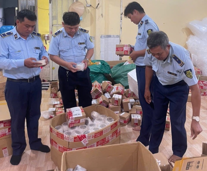 Đội Quản lý thị trường số 5 (Chi Cục Quản lý thị trường tỉnh Kiên Giang) kiểm tra, phát hiện một cơ sở sản xuất mỹ phẩm, thu giữ nhiều sản phẩm không rõ nguồn gốc.
