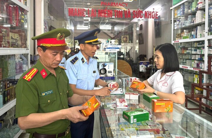 Tổ kiểm tra liên ngành tiến hành kiểm tra các cơ sở kinh doanh thuốc tân dược trên địa bàn tỉnh Thanh Hóa. Ảnh: Quốc Huy