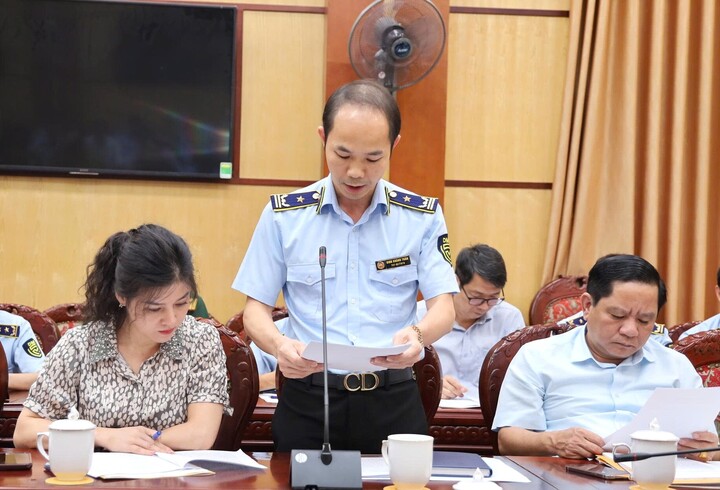 Ông Đinh Khánh Toàn, Quyền Chi cục trưởng Chi cục Quản lý thị trường Thanh Hóa phát biểu tại Hội nghị Ban chỉ đạo 389 tỉnh Thanh Hóa. Ảnh: Quốc Huy
