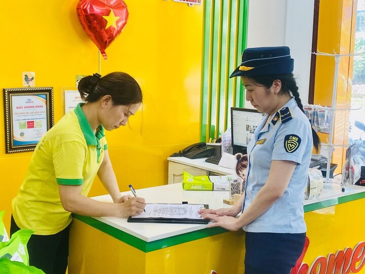 Không chỉ chú trọng kiểm tra, xử lý vi phạm, lực lượng Quản lý thị trường Thanh Hóa còn tăng cường tuyên truyền, phổ biến pháp luật đến người dân. Ảnh: Quốc Huy