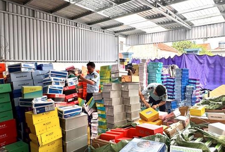 Lực lượng quản lý thị trường Ninh Bình tạm giữ gần 5.000 sản phẩm giày dép, quần áo trẻ em nhập lậu, không rõ nguồn gốc. Ảnh: Chi cục Quản lý thị trường tỉnh Ninh Bình