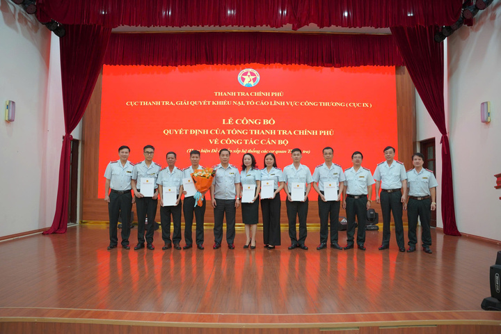 Ông Đỗ Mạnh Hùng, Cục trưởng Cục IX đã trao các quyết định của Tổng Thanh tra Chính phủ về việc bổ nhiệm cán bộ giữ chức vụ lãnh đạo cấp Phòng thuộc Cục IX. Ảnh: Lê An