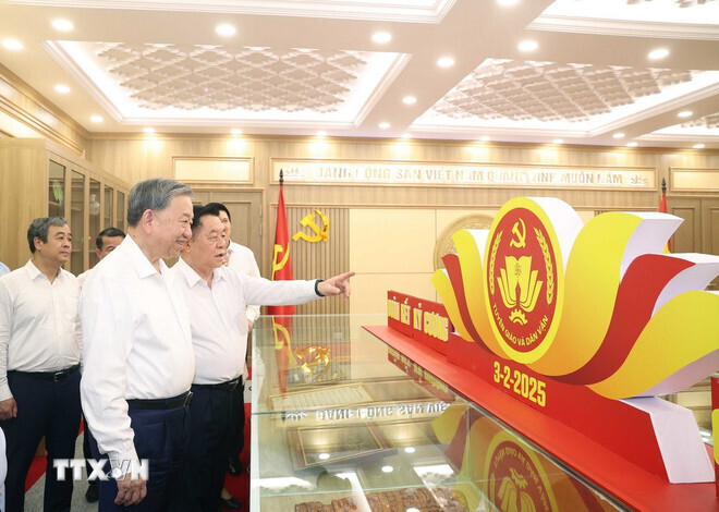 Tổng Bí thư Tô Lâm thăm Phòng truyền thống của Ban Tuyên giáo và Dân vận Trung ương. Ảnh: TTXVN