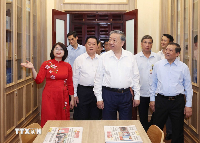 Tổng Bí thư Tô Lâm thăm Phòng truyền thống của Ban Tuyên giáo và Dân vận Trung ương. Ảnh: TTXVN