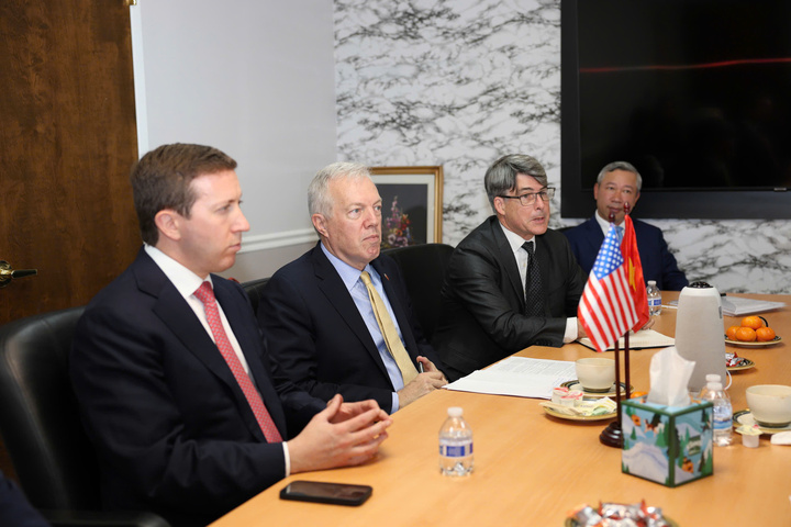 Ông Jeffrey Perlman tin tưởng vào triển vọng phát triển kinh tế của Việt Nam và khẳng định Việt Nam hiện là thị trường lớn thứ hai tại châu Á của Warburg Pincus