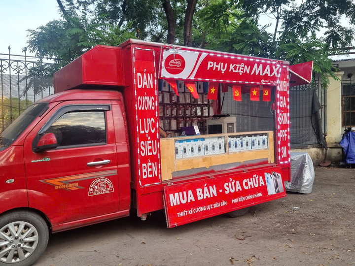 Xe bán hàng phụ kiện Max trên phố Nghĩa Tân, Cầu Giấy Hà Nội. (Ảnh: Đăng Khoa)