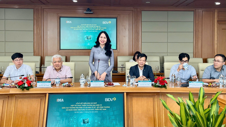 Bà Lê Hoàng Oanh nhấn mạnh vai trò của ngân hàng trong việc thúc đẩy các giải pháp thanh toán số gắn liền với hoạt động thương mại điện tử thực tiễn