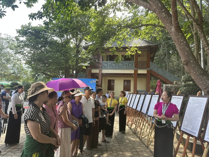 Du khách tham quan triển lãm “33 số báo Quân đội nhân dân đặc biệt xuất bản tại chiến trường Điện Biên Phủ”. Ảnh: Thu Thủy
