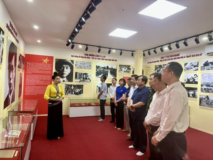 Phó Chủ tịch UBND tỉnh Điện Biên Vừ A Bằng cùng các đại biểu tham quan Phòng trưng bày "Đại tướng Võ Nguyên Giáp- vị tướng huyền thoại" tại khu thờ tự Đại tướng Võ Nguyên Giáp ở Mường Phăng, thành phố Điện Biên Phủ, tỉnh Điện Biên). Ảnh: Thu Thủy