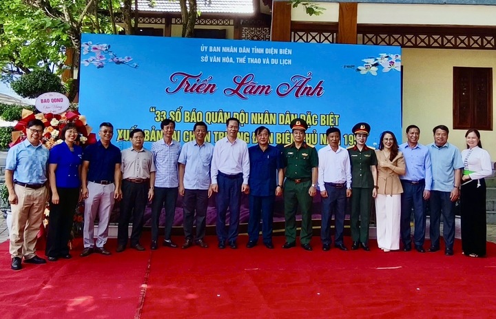 Các đại biểu chụp ảnh lưu niệm tại di tích Sở Chỉ huy chiến dịch Điện Biên Phủ. Ảnh: Thu Thủy