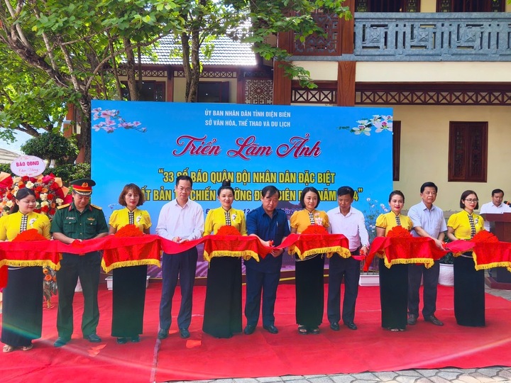 Các đại biểu cắt băng khánh thành Triển lãm ảnh "“33 số báo Quân đội nhân dân đặc biệt xuất bản tại Chiến trường Điện Biên Phủ”. Ảnh: Thu Thủy