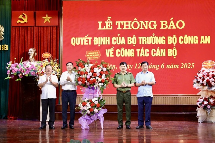 Lãnh đạo Tỉnh ủy, UBND tỉnh Điện Biên tặng hoa chức mừng đại tá Vũ Văn Đấu được điều động, bổ nhiệm giữ chức vụ Giám đốc Công an tỉnh Điện Biên. Ảnh: Thu Thủy